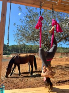 Yoga Aéreo en Ibiza: bienestar y conexión en el Club Hípico Es Puig
