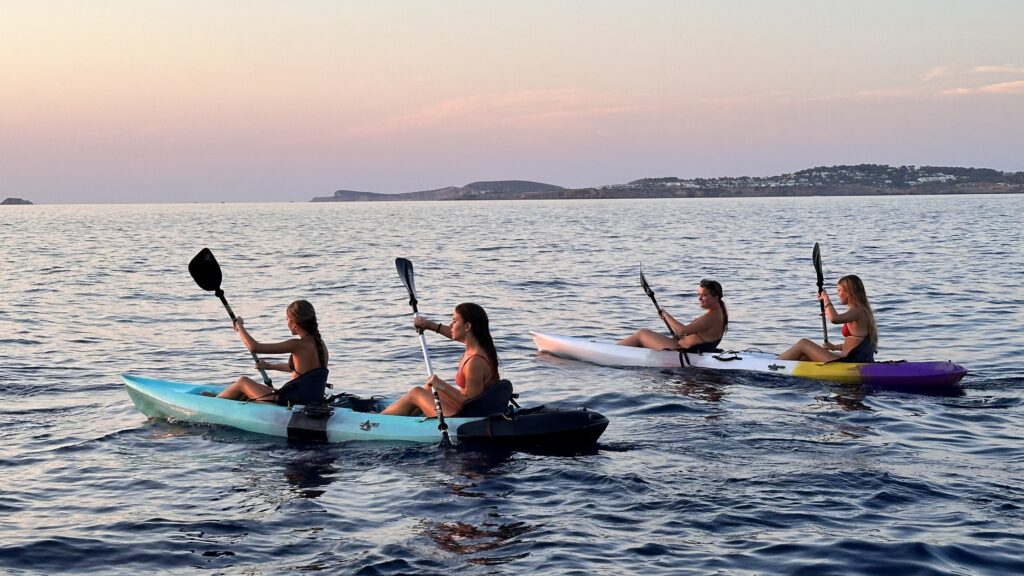 Excursión en kayak en Ibiza con familia
